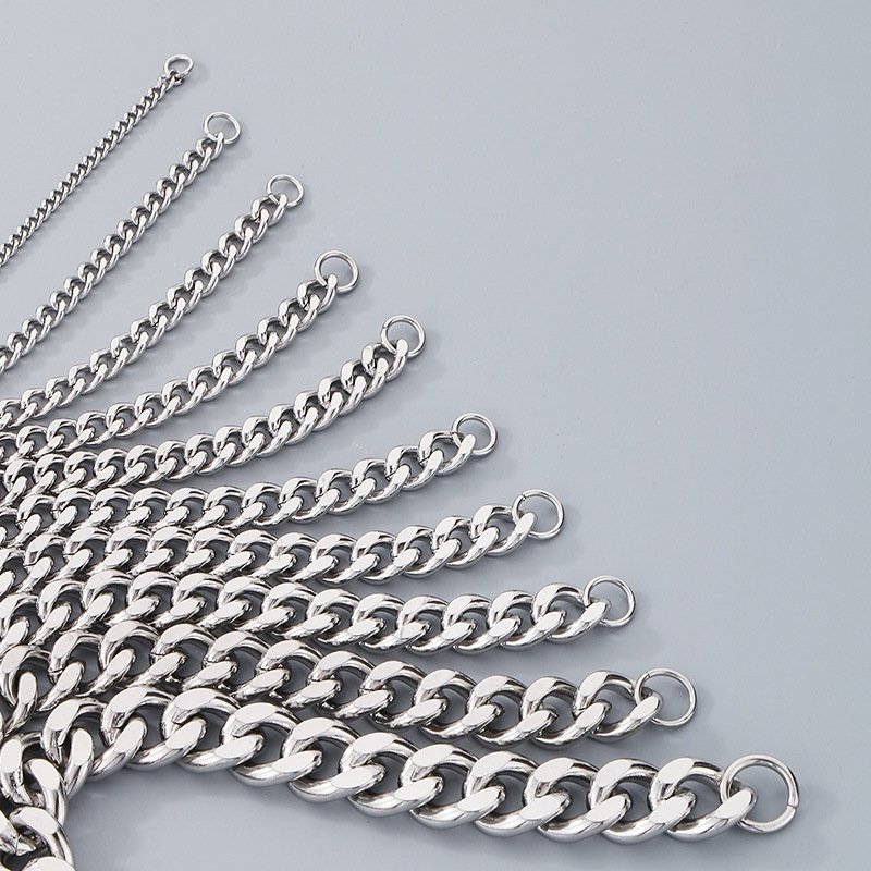 Two-side-ground Cuban chains with flat faces and curved outer sides in multiple widths
