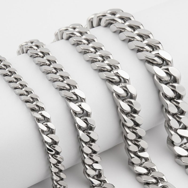 Four-side-ground Cuban chains with flat surfaces and squared profiles in multiple widths