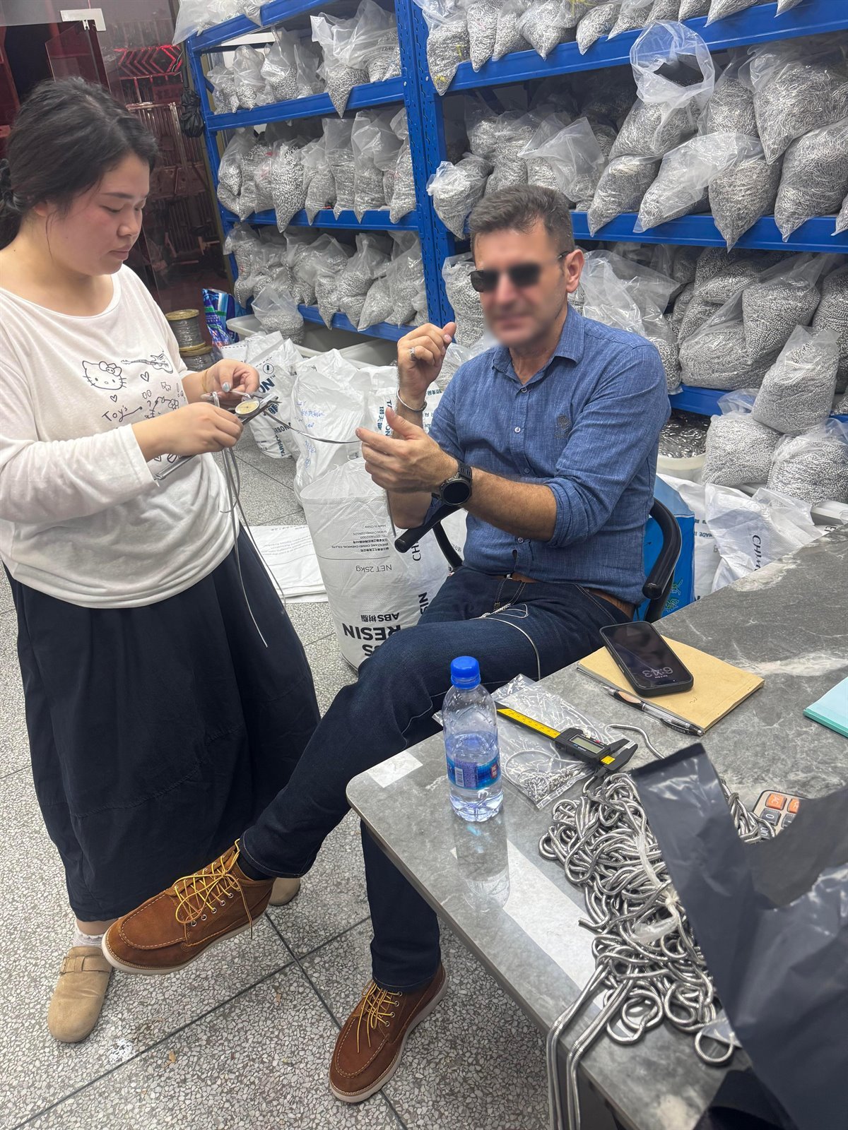 Dubai jewelry buyer reviewing stainless steel chains with a supplier in Changan Dongguan