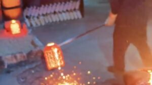 cast stainless steel jewelry production with molten metal pouring