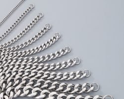 Two-side-ground Cuban chains with flat faces and curved outer sides
